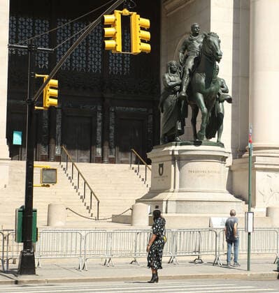 June 22, 2020, New York, New York, USA: A view of the Teddy Roosevelt statue flaked with a Native American man and an African man in front of the American Museum of Natural History. The museum decided it will remove the statue which has been in front of the Central Park entrance since 1940 due to it s racist depiction of African Americans and Indigenous people. New York USA - ZUMAk03_ 20200622_zaf_k03_035 Copyright: xNancyxKaszermanx