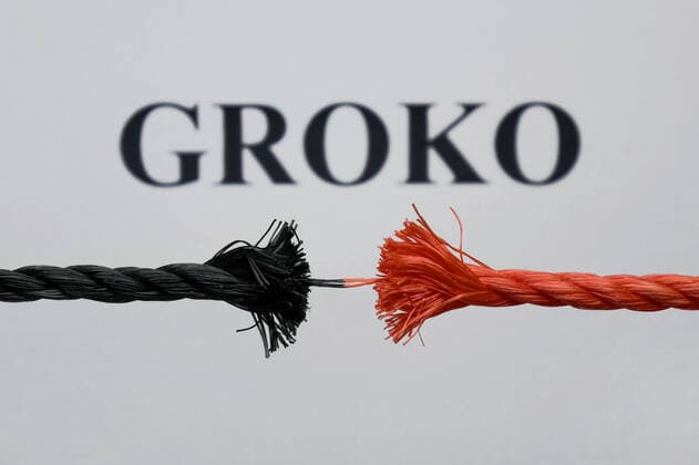 zerrissenes Seil und Groko zerrissenes Seil und Groko, 21.06.2020, Borkwalde, Brandenburg, Vor dem Schriftzug Groko befindet sich ein zerrissenes Seil. *** torn rope and Groko torn rope and Groko, 21 06 2020, Borkwalde, Brandenburg, Germany, There is a torn rope in front of the Groko logo