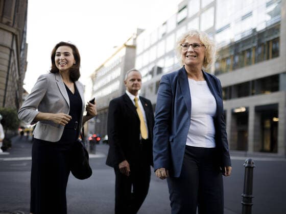 News Bilder des Tages Bundesministerin der Justiz und fuer Verbraucherschutz, Christine Lambrecht, SPD, und die Bundesministerin fuer Justiz der Republik Oesterreich, Alma Zadic, aufgenommen bei einem Spaziergang durch Berlin. 22.06.2020. Berlin Deutschland *** Federal Minister of Justice and Consumer Protection, Christine Lambrecht, SPD, and the Federal Minister of Justice of the Republic of Austria, Alma Zadic, taken during a walk through Berlin 22 06 2020 Berlin Germany Copyright: xFelixxZahn photothek.netx