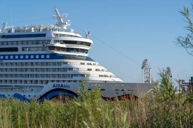 Lockdown due to corona crisis Cruise ships AIDAblu and AIDAperla are at Hamburg Cruise Center Steinwerder in the Port of Hamburg in the picture AIDAblu Lockdown due to corona crisis Cruise ships AIDAblu and AIDAperla are at Hamburg Cruise Center Steinwerder in the Port of Hamburg in the picture AIDAblu, Hamburg Hamburg Deutschland Steinwerfer