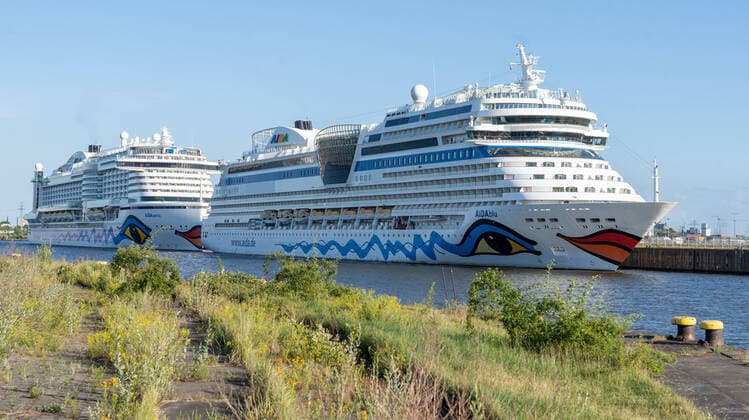 Lockdown due to coronacrise Cruise ships AIDAblu and AIDAperla are at Hamburg Cruise Center Steinwerder in the Port of Hamburg Lockdown due to coronacrise Cruise ships AIDAblu and AIDAperla are at Hamburg Cruise Center Steinwerder in the Port of Hamburg, Hamburg Hamburg Deutschland Steinwerfer