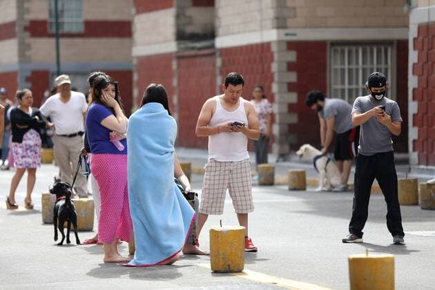 People leave their homes after hearing the seismic alert in different municipalities of Mexico City, Mexico, 23 June 2020. An earthquake of magnitude 7.1 was registered 12 kilometers from the municipality of Crucecita, in the southern state of Oaxaca, and was felt in various parts of the country activating the seismic alert in the capital. 7.1 magnitude earthquake shakes southern and central Mexico !ACHTUNG: NUR REDAKTIONELLE NUTZUNG!  Copyright: xSáshenkaxGutiérrezx MEX3057 20200623-637285325498488114