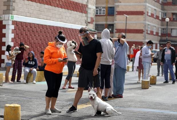 People leave their homes after hearing the seismic alert in different municipalities of Mexico City, Mexico, 23 June 2020. An earthquake of magnitude 7.1 was registered 12 kilometers from the municipality of Crucecita, in the southern state of Oaxaca, and was felt in various parts of the country activating the seismic alert in the capital. 7.1 magnitude earthquake shakes southern and central Mexico !ACHTUNG: NUR REDAKTIONELLE NUTZUNG!  Copyright: xSáshenkaxGutiérrezx MEX3059 20200623-637285328172898378