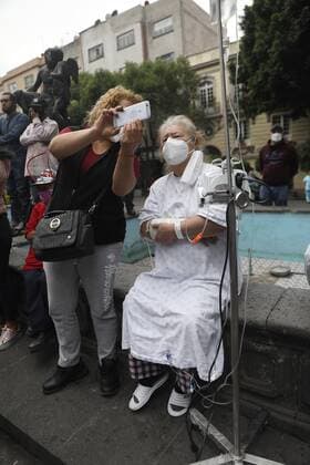 Erdbeben in Mexiko Doctors, patients and relatives evacuate a hospital in Mexico City, Mexico, 23 June 2020. The 7.5 magnitude earthquake that shook central and southern Mexico on Tuesday left at least one dead in a landslide in the Oaxaca municipality of Crucecita, the epicenter of the telluric movement. EFE Sáshenka Gutiérrez At least one death from collapse after the 7.5 earthquake in southern Mexico !ACHTUNG: NUR REDAKTIONELLE NUTZUNG!  Copyright: xDanielxRicardezx MEX3071 20200623-637285394822886454