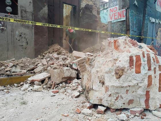 Erdbeben in Mexiko (200623) -- OAXACA (MEXICO), June 23, 2020 -- Photo taken on June 23, 2020 shows debris on a street after an earthquake in Oaxaca, Mexico. An earthquake with a magnitude of 7.4 jolted 12 km SSW of Santa Maria Zapotitlan of Mexico at 15:29:05 GMT on Tuesday, the U.S. Geological Survey said. (Str Xinhua) MEXICO-OAXACA-EARTHQUAKE e STR 