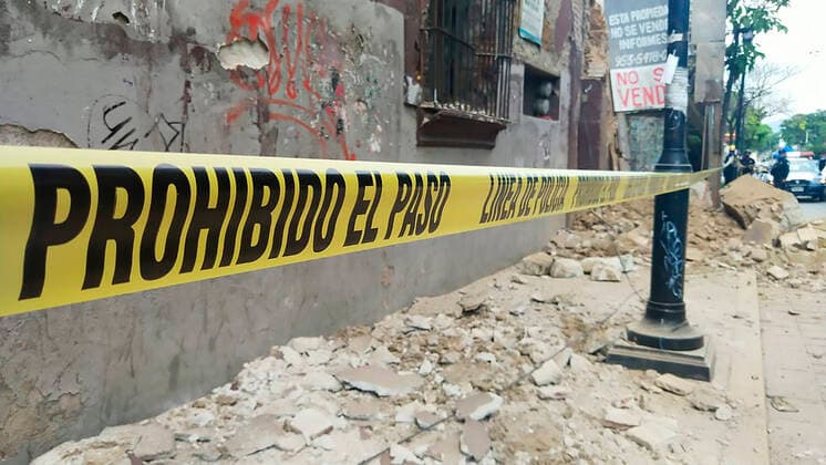 Erdbeben in Mexiko (200623) -- OAXACA (MEXICO), June 23, 2020 -- Photo taken on June 23, 2020 shows debris on a street after an earthquake in Oaxaca, Mexico. An earthquake with a magnitude of 7.4 jolted 12 km SSW of Santa Maria Zapotitlan of Mexico at 15:29:05 GMT on Tuesday, the U.S. Geological Survey said. (Str Xinhua) MEXICO-OAXACA-EARTHQUAKE e STR 