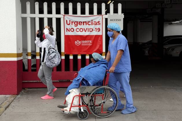 Erdbeben in Mexiko Patients are evacuated from a hospital after hearing the seismic alert in Puebla Mexico, 23 June 2020. The 7.5 magnitude earthquake that shook central and southern Mexico on Tuesday has left at least four dead in the southern state of Oaxaca, epicenter of the telluric movement that triggered the seismic alert in the country s capital. According to the most recent Civil Protection report, the earthquake also left four wounded, two in Oaxaca and another two in Mexico City. The death toll from a strong earthquake in southern Mexico rises to four !ACHTUNG: NUR REDAKTIONELLE NUTZUNG!  Copyright: xHildaxRiosx MEX3086 20200624-637285547483695509
