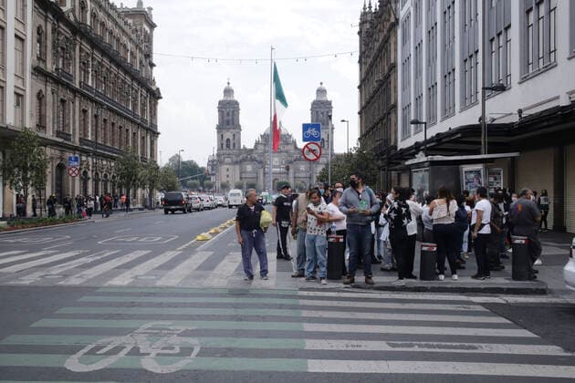 Erdbeben in Mexiko (200624) --BEIJING, June 24, 2020 -- People gather on a street after an earthquake in Mexico City, capital of Mexico, on June 23, 2020. (Photo by Xinhua) XINHUA PHOTOS OF THE DAY SunnyxQuintero 