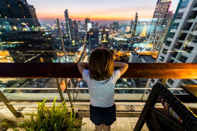 IMAGO Creative, Urban Lifestyle Girl looking at skyline of Bangkok at dusk, Thailand model released Symbolfoto GIOF08185