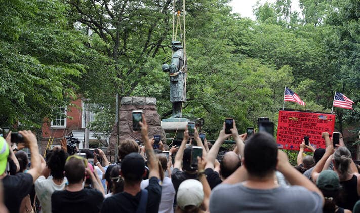 Bilder des Jahres 2020, News 06 Juni News Themen der Woche KW26 News Bilder des Tages USA, Christopher Columbus Statue in New Haven Connecticut wird entfernt June 24, 2020, New Haven, CT, USA: A statue of Christopher Columbus is lifted by a crane and removed from Wooster Square Park in New Haven, Connecticut. The statue holds deep ties to the Italian-American community there, but to others it is a symbol of the oppression of indigenous peoples. It was first erected in 1892, and later recast in bronze in 1955. Prior to the statueÃ¢â‚¬â ¢s removal, protesters for and against the statue s removal demonstrated, and some altercations broke out. The statue will remain in the custody of the City. Plans are for it to eventually move to the Knights of Columbus Museum, also in New Haven. New Haven USA - ZUMAg28_ 20200624_zaf_g28_021 Copyright: xStanxGodlewskix