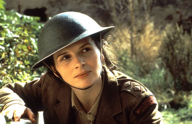 THE ENGLISH PATIENT THE ENGLISH PATIENT JULIETTE BINOCHE Date: 1996. Strictly editorial use only in conjunction with the promotion of the film. Credit line mandatory. This image is copyright of the film company and is supplied under the terms of issue as film still. No commercial or book cover use permitted without prior consent from the film company.  Mandatory credit line: Image courtesy MIRAMAX FILMS Ronald Grant Archive Mary Evans