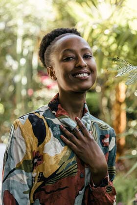 Portrait of fashionable young woman in garden model released Symbolfoto MFF05799