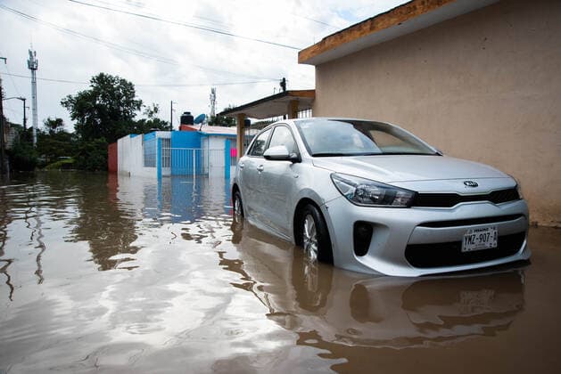 Mexiko, Überschwemmungen nach Hochwasser in Xalapa June 24, 2020, Xalapa, Veracruz, Mo xico: Hundreds of families lost their belongings after the intense rains that flooded the city of Xalapa during the afternoon and night. The water arrived in some places more than 2 meters high and there are people who have been evacuated from the place. So far no deaths are reported Xalapa MÃ xico - ZUMAqp1_ 20200624_zip_qp1_006 Copyright: xHectorxAdolfoxQuintanarxPerezx