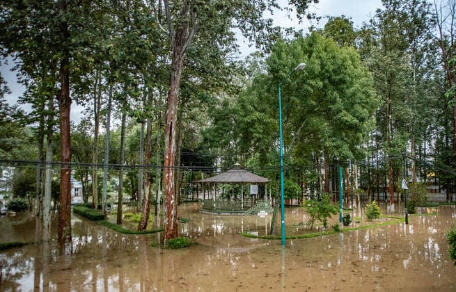 Mexiko, Überschwemmungen nach Hochwasser in Xalapa June 24, 2020, Xalapa, Veracruz, Mo xico: Hundreds of families lost their belongings after the intense rains that flooded the city of Xalapa during the afternoon and night. The water arrived in some places more than 2 meters high and there are people who have been evacuated from the place. So far no deaths are reported Xalapa MÃ xico - ZUMAqp1_ 20200624_zip_qp1_014 Copyright: xHectorxAdolfoxQuintanarxPerezx