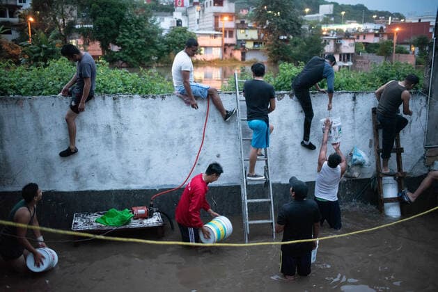 Mexiko, Überschwemmungen nach Hochwasser in Xalapa June 24, 2020, Xalapa, Veracruz, Mo xico: Hundreds of families lost their belongings after the intense rains that flooded the city of Xalapa during the afternoon and night. The water arrived in some places more than 2 meters high and there are people who have been evacuated from the place. So far no deaths are reported Xalapa MÃ xico - ZUMAqp1_ 20200624_zip_qp1_019 Copyright: xHectorxAdolfoxQuintanarxPerezx