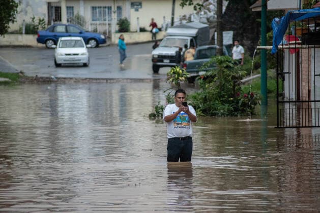 Mexiko, Überschwemmungen nach Hochwasser in Xalapa June 24, 2020, Xalapa, Veracruz, Mo xico: Hundreds of families lost their belongings after the intense rains that flooded the city of Xalapa during the afternoon and night. The water arrived in some places more than 2 meters high and there are people who have been evacuated from the place. So far no deaths are reported Xalapa MÃ xico - ZUMAqp1_ 20200624_zip_qp1_026 Copyright: xHectorxAdolfoxQuintanarxPerezx