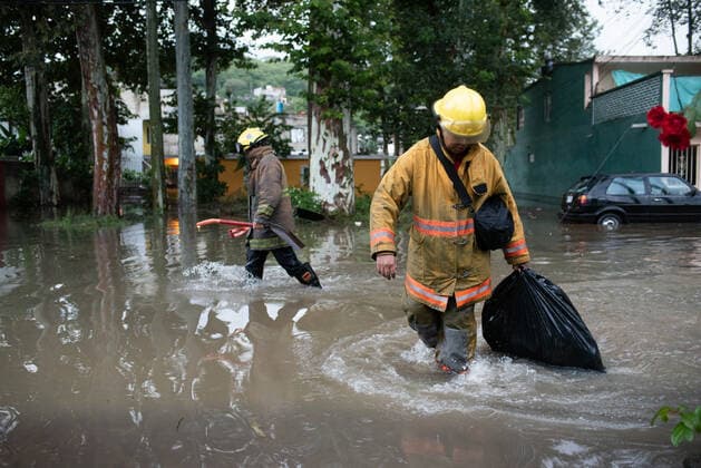 Mexiko, Überschwemmungen nach Hochwasser in Xalapa June 24, 2020, Xalapa, Veracruz, Mexico: Firefighters patrol neighborhood. Hundreds of families lost their belongings after the intense rains that flooded the city of Xalapa during the afternoon and night. The water arrived in some places more than 2 meters high and there are people who have been evacuated from the place. So far no deaths are reported Xalapa Mexico - ZUMAqp1_ 20200624_zip_qp1_012 Copyright: xHectorxAdolfoxQuintanarxPerezx