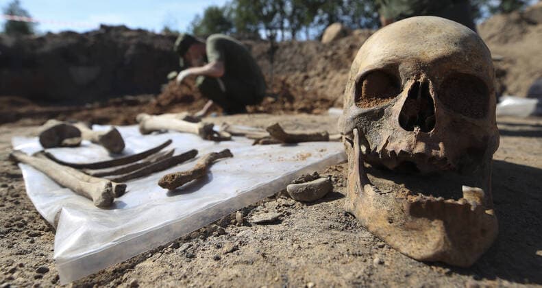 Bilder des Jahres 2020, News 06 Juni News Themen der Woche KW26 MINSK, BELARUS â€“ JUNE 25, 2020: Servicemen of the Belarusian Army 52nd Special Search Battalion carry out excavation work at the burial site of victims of Stalag 352 Minsk, a Nazi camp for Soviet prisoners-of-war, in Masyukovshchina, Minsk. Stalag 352 Minsk included two sites and existed during World War II from 1941 to 1944. Scores of thousands of Soviet prisoners-of-war are believed to have died in the camp. Natalia Fedosenko TASS EDITORIAL USE ONLY; NO COMMERCIAL USE; NO ADVERTISING  TS0DE088