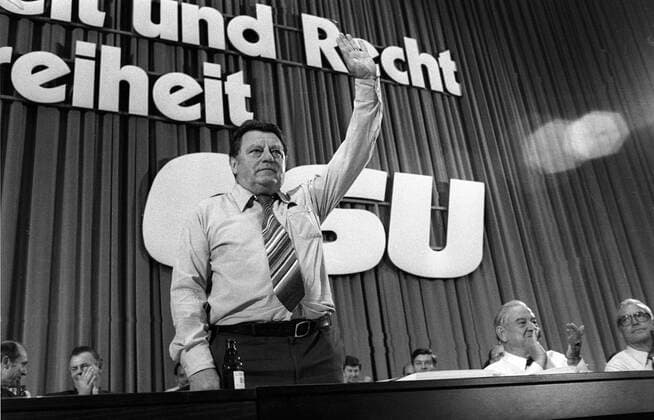 München Franz Josef Strauß (* 6. September 1915 in München; 3. Oktober 1988 in Regensburg) war ein deutscher Politiker der CSU, deren Vorsitzender er von 1961 bis zu seinem Tod war. CSU Parteitag 1978 juni 1978 78-197 *** Munich Franz Josef Strauß 6 September 1915 in Munich 3 October 1988 in Regensburg was a German politician of the CSU, of which he was chairman from 1961 until his death CSU party conference 1978 june 1978 78 197 Copyright: xHeinzxGebhardtx