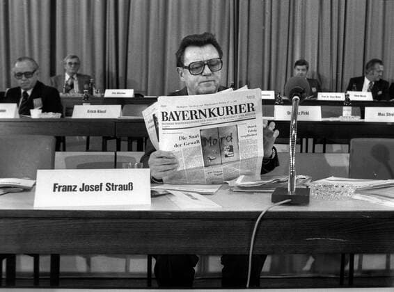 München Franz Josef Strauß (* 6. September 1915 in München; 3. Oktober 1988 in Regensburg) war ein deutscher Politiker der CSU, deren Vorsitzender er von 1961 bis zu seinem Tod war. Parteitag 1977 Franz Josef Strauß 1977 *** Munich Franz Josef Strauß 6 September 1915 in Munich 3 October 1988 in Regensburg was a German politician of the CSU, of which he was chairman from 1961 until his death Party Conference 1977 Franz Josef Strauß 1977 Copyright: xHeinzxGebhardtx