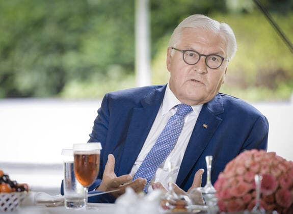News Bilder des Tages Bundespraesident Frank-Walter Steinmeier, bei einer Kaffeetafel zum Thema öÄÃ»Beschraenkungen in der Corona-Krise: Schattenseiten und LichtblickeöÄu im Park vom Schloss Bellevue in Berlin. 25.06.2020. Berlin Deutschland *** German President Frank Walter Steinmeier, at a coffee table on the subject of Restrictions in the Corona Crisis - Shady Sides and Bright Spots in the park of Bellevue Palace in Berlin 25 06 2020 Berlin Germany Copyright: xFelixxZahn photothek.netx