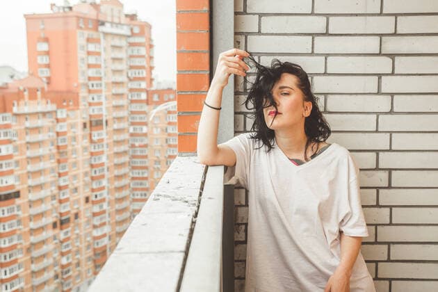IMAGO Creative: Gesellschaft, Armut Girl house balcony with her doll during lockdown period due to covid-19 epidemic. Paris, IDF, France CR_EVUV200603B-393000-01 ,model released, Symbolfoto ,property released