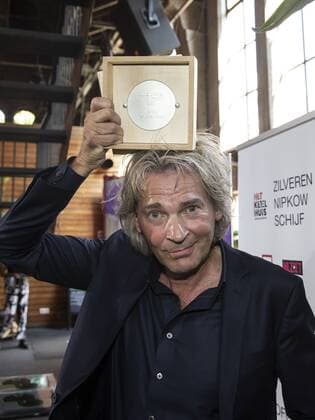 AMSTERDAM Matthijs van Nieuwkerk during the presentation of the Silver Nipkow disc and Travel microphone ANP KIPPA PIETER STAM DE JONGE  Copyright: xHollandsexHoogtex xxANPx x415490006x