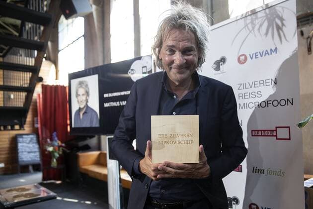 AMSTERDAM Matthijs van Nieuwkerk during the presentation of the Silver Nipkow disc and Travel microphone ANP KIPPA PIETER STAM DE JONGE  Copyright: xHollandsexHoogtex xxANPx x415490027x