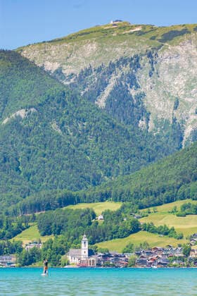 lake Wolfgangsee, view to St. Wolfgang and mountain Schafberg, SUP St. Wolfgang im Salzkammergut Oberösterreich, Upper Austria Austria Salzkammergut