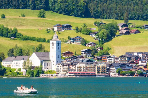 lake Wolfgangsee, view to St. Wolfgang, dinghy St. Wolfgang im Salzkammergut Oberösterreich, Upper Austria Austria Salzkammergut