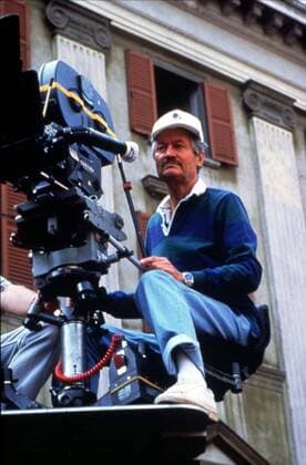 FRANKENSTEIN UNBOUND director ROGER CORMAN FRANKENSTEIN UNBOUND Date: 1990. Strictly editorial use only in conjunction with the promotion of the film. Credit line mandatory. This image is copyright of the film company and is supplied under the terms of issue as film still. No commercial or book cover use permitted without prior consent from the film company.  Mandatory credit line: Image courtesy THE MOUNT COMPANY Ronald Grant Archive Mary Evans