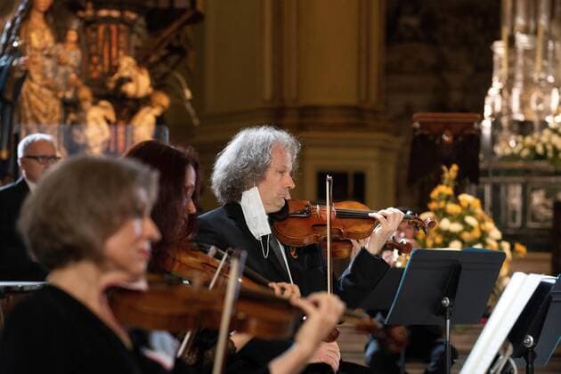 Musicians and members of a choir sing during a concert in memory of victims of the coronavirus pandemic at the Cathedral in Granada, southern Spain, 25 June 2020, on occasion of the opening of the 69th International Music Festival in Granada. 69th International Music Festival in Granada !ACHTUNG: NUR REDAKTIONELLE NUTZUNG!  Copyright: xmiguelxangelxmolinax(es-ES)x GRAF7395 20200625-637287226886758843