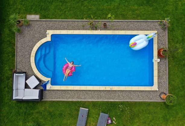 26.06.2020, Trend in der Corona-Pandemie: Der eigene Swimmingpool im Garten sorgt im Sommer für Erfrischung wenn die Freibäder geschlossen haben. Luftaufnahme eines Gartenpools im Unterallgäu. Teenager sonnt sich auf einem Schwimmreifen im Wasser. (Modelreleased) 26.06.2020, Swimmingpool im eigenen Garten 26.06.2020, Swimmingpool im eigenen Garten *** 26 06 2020, Trend in the Corona Pandemic The own swimming pool in the garden provides refreshment in summer when the outdoor pools are closed Aerial view of a garden pool in Unterallgäu Teenager sunbathing on a floating tyre in the water Modelreleased 26 06 2020, Swimming pool in own garden 26 06 2020, Swimming pool in own garden