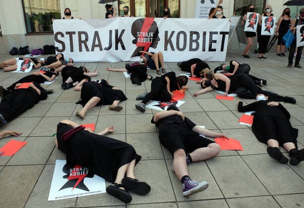 Bilder des Jahres 2020, News 06 Juni News Themen der Woche KW26 Polen, Protest gegen härteres Abtreibungsrecht Members of the Women s Strike protest in front of the Presidential Palace in Warsaw Members of the Women s Strike protest on June 25, 2020 in Warsaw, Poland against the president Andrzej Duda signing a new law that changed the Criminal Penal Code so that up to 8 years prison sentences would be applied to those that perform abortions outside the limits of the Poland’s already highly restrictive law. Changes also include penalties for offending the president, petty thefts and involuntary medical mistakes. EN_01434314_0007 