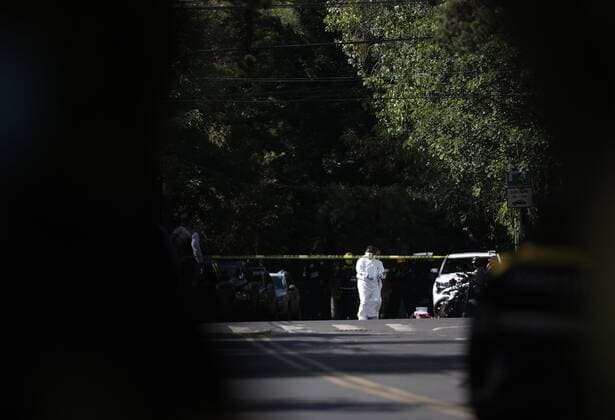 Forensic experts work on the removal of bodies in the area of the attack by an armed group on the secretary of citizen security Omar Garcia Harfuch, in Mexico City, Mexico, 26 June 2020. At least two bodyguards died in the attack according to sources from the Secretariat of Citizen Security (SSC) of the capital. Two bodyguards die in attack on Mexico City s security chief !ACHTUNG: NUR REDAKTIONELLE NUTZUNG!  Copyright: xSáshenkaxGutiérrezx MEX3210 20200626-637287917846396136