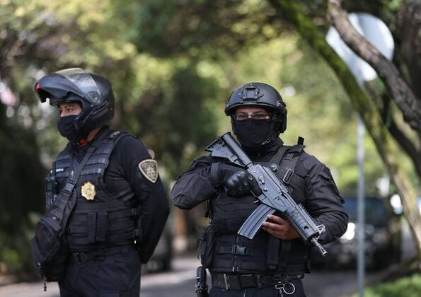 News Themen der Woche KW26 News Bilder des Tages Policemen guard the area of the attack by an armed group on the secretary of citizen security Omar Garcia Harfuch, in Mexico City, Mexico, 26 June 2020. At least two bodyguards died in the attack according to sources from the Secretariat of Citizen Security (SSC) of the capital. Two bodyguards die in attack on Mexico City s security chief !ACHTUNG: NUR REDAKTIONELLE NUTZUNG!  Copyright: xSáshenkaxGutiérrezx MEX3213 20200626-637287932646542808