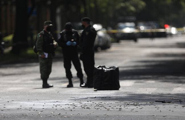 Policemen guard the area of the attack by an armed group on the secretary of citizen security Omar Garcia Harfuch, in Mexico City, Mexico, 26 June 2020. At least two bodyguards died in the attack according to sources from the Secretariat of Citizen Security (SSC) of the capital. Two bodyguards die in attack on Mexico City s security chief !ACHTUNG: NUR REDAKTIONELLE NUTZUNG!  Copyright: xSáshenkaxGutiérrezx MEX3214 20200626-637287933385324479