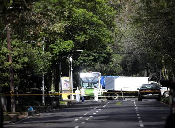 Forensic experts work on the removal of bodies in the area of the attack by an armed group on the secretary of citizen security Omar Garcia Harfuch, in Mexico City, Mexico, 26 June 2020. At least two bodyguards died in the attack according to sources from the Secretariat of Citizen Security (SSC) of the capital. Two bodyguards die in attack on Mexico City s security chief !ACHTUNG: NUR REDAKTIONELLE NUTZUNG!  Copyright: xSáshenkaxGutiérrezx MEX3218 20200626-637287934124388222
