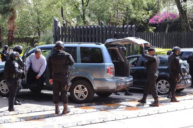 Policemen check vehicles and people that enter the hospital at the south of the capital, where the secretary of Citizen Security Omar Garcia Harfuch is intervened after the attack by an armed group, in Mexico City, Mexico, 26 June 2020. At least two bodyguards died in the attack according to sources from the Secretariat of Citizen Security (SSC) of the capital. Two bodyguards die in attack on Mexico City s security chief !ACHTUNG: NUR REDAKTIONELLE NUTZUNG!  Copyright: xJoséxPazosx MEX3226 20200626-637287963438006156