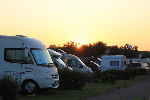Traumhafter Sonnenuntergang am Campingplatz in Grömitz Grömitz. Vielleicht lässt sich die Entschleunigung unseres gesamten Alltags einen kleinen Blick mehr für die kleinen Freuden am Leben. So konnten heute fast im gesamten Land die Menschen sich zu mindest an einem malerischen Sonnenuntergang erfreuen. In der Abenddämmerung verschwand ein Feuerball am glutroten Horizont über einem Campingplatz in Grömitz. Auch die nächsten Tage versprechen die Meteorologen weiterhin viel Sonne, aber auch Hitzegewitter und Unwetter können uns erreichen. Zeit um inne zu halten¦ Wetter, Sonnenuntergang, Sonne, Wetter, Wettervorhersage, Wetterprognose, Sonnenschein, Abenddämmerung, Mond, Himmel, Abend, Schleswig Holstein, Lübeck, Grömitz, Trave Copyright: xMartinxDziadekx