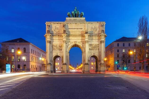  Siegestor, Victory Gate at night, Munich, Germany Copyright: xkavalenkavax Panthermedia25138940