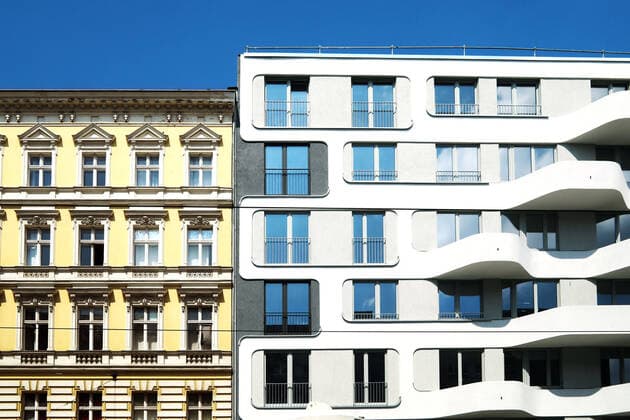 25.06.2020, Berlin - Deutschland. Fassaden von Altbauten und Neubauten nebeneinander zeigen unterschiedlichen Wohnraum mit unterschiedlichen Preisen. *** 25 06 2020, Berlin Germany Facades of old and new buildings side by side show different living space with different prices