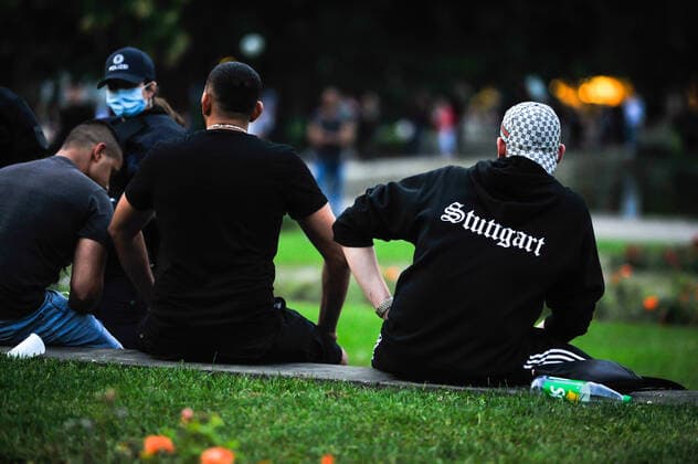 Bilder des Jahres 2020, News 06 Juni News Themen der Woche KW26 Jugendliche im Schlossgarten. Eine Woche nach der Krawallnacht in Stuttgart. Abendsstimmung am Eckensee und auf der Königstrasse und Schlossgarten am Freitagabend. Viele Jugendliche ca. 200, manche haben Alkohol dabei. Die Polizei zeigt Präsentz und macht eine Kontrolle von ca. 30-50 Personen von den, die in eine Reihe sitzen. Stuttgart Baden-Wuerttemberg Deutschland *** Teenagers in the castle garden One week after the riot night in Stuttgart Evening atmosphere at the Eckensee and on Königstrasse and the castle garden on Friday evening Many teenagers about 200, some have alcohol with them The police show presence and make a control of about 30 50 people of those sitting in a row Stuttgart Baden Wuerttemberg Germany Copyright: xMaxxKovalenkox
