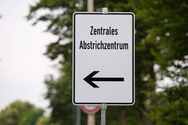 28 06 2020 Coronavirus Coronate tests at Gütersloh Airport Numerous citizens from the Gütersloh district have themselves tested after the corona outbreak during the meat drive Tönnies In the picture sign Central smear test Photo Noah Wedel, Gütersloh North Rhine-Westphalia Germany Airport