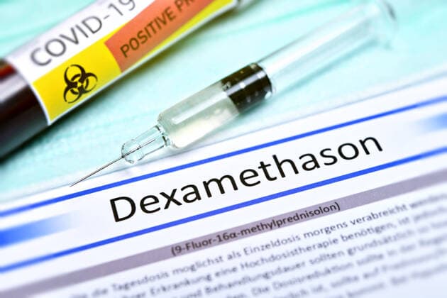 Syringe and dexamethasone lettering, active ingredient dexamethasone against corona infection ** NUR FUER REDAKTIONELLE ZWECKE ** EDITORIAL USE ONLY **
