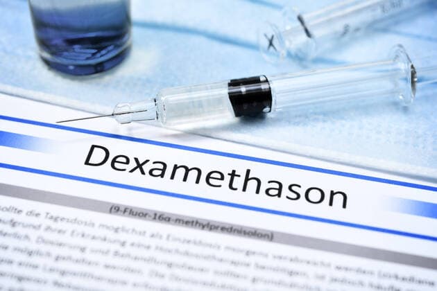 Syringe and dexamethasone lettering, active ingredient dexamethasone against corona infection ** NUR FUER REDAKTIONELLE ZWECKE ** EDITORIAL USE ONLY **