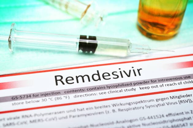 Syringe and Remdesivir label, active ingredient Remdesivir against corona infection ** NUR FUER REDAKTIONELLE ZWECKE ** EDITORIAL USE ONLY **