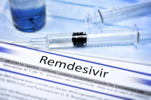 Syringe and Remdesivir label, active ingredient Remdesivir against corona infection ** NUR FUER REDAKTIONELLE ZWECKE ** EDITORIAL USE ONLY **