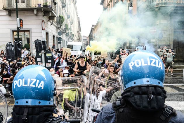 Bilder des Jahres 2020, News 06 Juni News Themen der Woche KW26 Italy: Protest for George Floyd Protesters during the Black Lives Matter protest following the death of George Floyd in Turin, Piazza Castello. The protest has been organized against racism after the death of George Floyd. Turin Piedmont Turin Italy Copyright: AlbertoxGandolfo