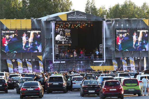ST PETERSBURG, RUSSIA - JUNE 28, 2020: People attend a drive-in concert in support of doctors at the Osinovaya Roshcha logistics park. Peter Kovalev TASS  TS0DE6D2